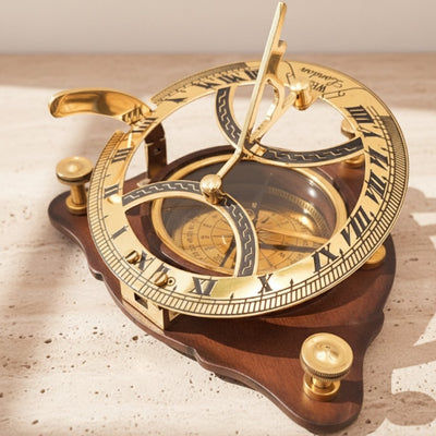 Elegante Brújula de Latón con Reloj de Sol sobre Base de Madera C064 con Posibilidad de Grabado Personalizado