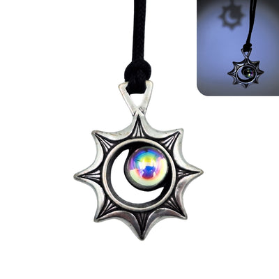 Collar Eclipse Solar con grabado – Ilusión óptica con cristal checo, regalo personalizado para viajeros, zamak de alta calidad, longitud ajustable 45-62 cm