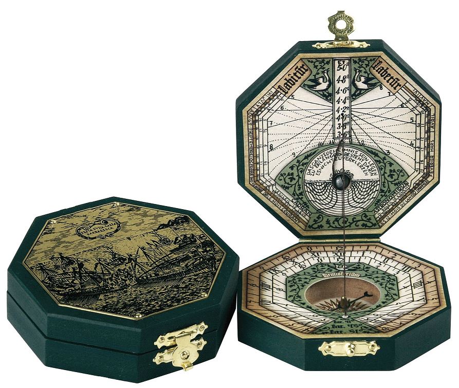 Reloj de sol octagonal y brújula H06 con posibilidad de personalización mediante grabado – regalo elegante para amantes de la navegación, hecho de madera y latón, con rica ornamentación, dimensiones 7,3 x 2 cm
