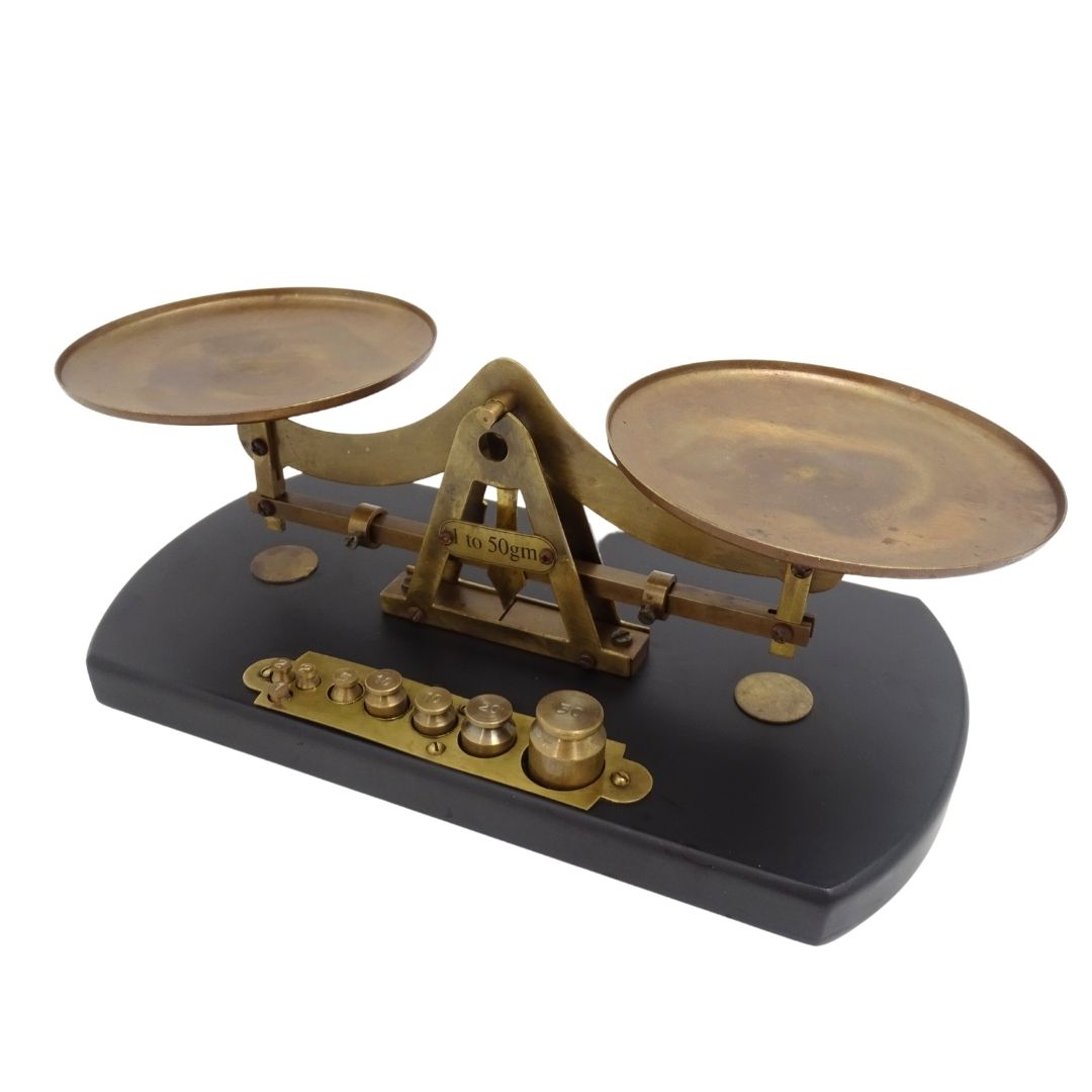 Báscula retro WSB7 de latón sobre base de madera con grabado personalizado – Regalo ideal con 8 pesas (1g, 2g, 5g, 10g, 20g, 50g) – Altura 10 cm, longitud 25,5 cm