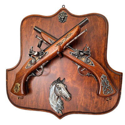 Réplica de pistolas de chispa en soporte de madera con opción de grabado personalizado – Regalo ideal para amantes de la historia y coleccionistas – Alta calidad, construcción sólida, diseño elegante 45x44 cm  