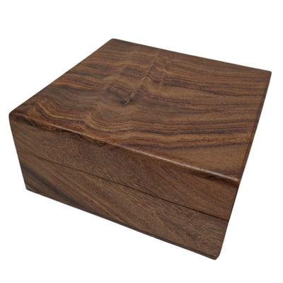 Elegante caja de madera con revestimiento azul marino de 14x14x6,5 cm, personalizable con grabado