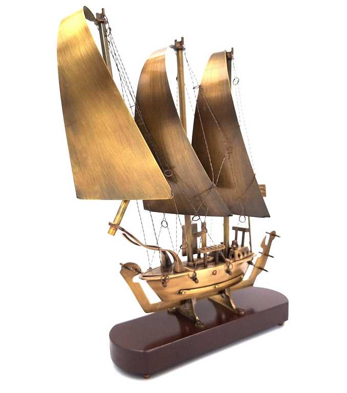 Barco de latón sobre base de madera 38 cm con posibilidad de grabado