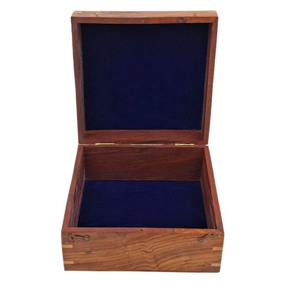 Elegante caja de regalo de madera de 20x20x11 cm con revestimiento azul marino y opción de personalización mediante grabado