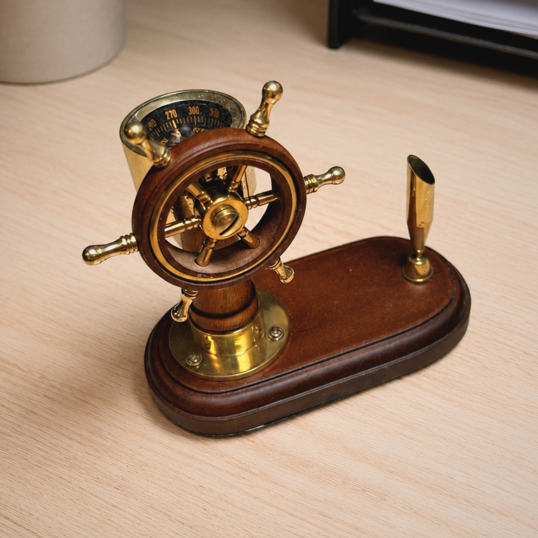 Elegante conjunto de escritorio con timón y brújula con soporte para bolígrafo – Madera y latón – Grabado personalizado – Regalo ideal para navegante – Altura 14,5 cm  