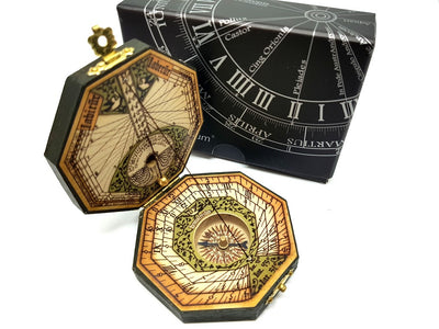 Reloj de sol octagonal y brújula H06 con posibilidad de personalización mediante grabado – regalo elegante para amantes de la navegación, hecho de madera y latón, con rica ornamentación, dimensiones 7,3 x 2 cm