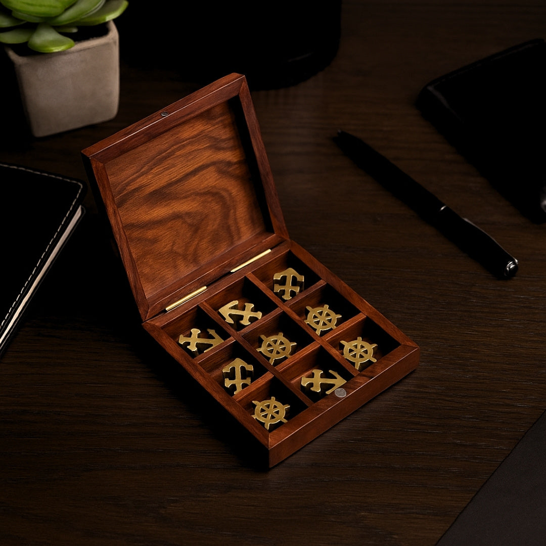 Tres en raya de madera con temática náutica y grabado - Regalo personalizado para navegantes, dimensiones 10x10 cm, diseño elegante con detalles de latón