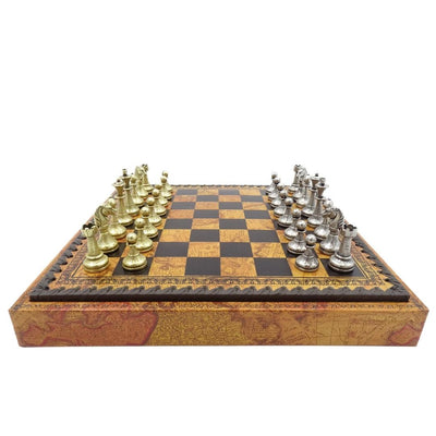 Ajedrez metálico exclusivo Italfama 28x28 cm con posibilidad de grabado personalizado, tablero marrón y negro, piezas doradas y plateadas