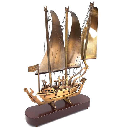 Barco de latón sobre base de madera 38 cm con posibilidad de grabado