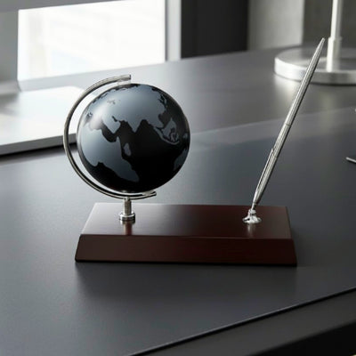 Elegante Set Decorativo para Escritorio con Grabado Personalizado - Globo Soporte para Bolígrafo en Metal Cromado y Madera Oscura