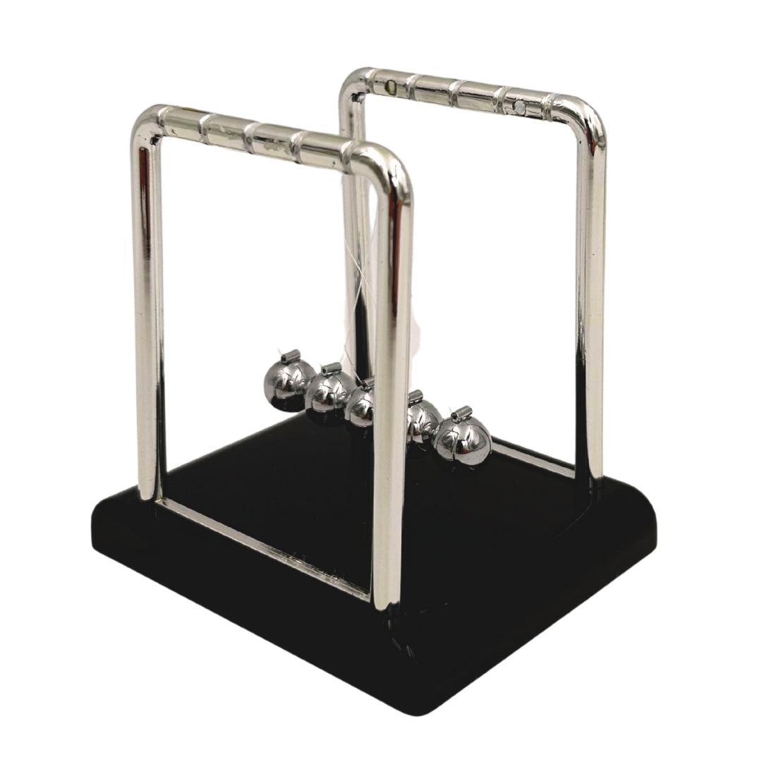 Péndulo de Bolas de Newton con Grabado – Elegante Gadget Antiestrés para Escritorio, Ideal para Regalo – Altura 9 cm, Bolas de Acero, Diseño Minimalista