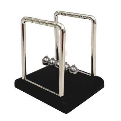 Péndulo de Bolas de Newton con Grabado – Elegante Gadget Antiestrés para Escritorio, Ideal para Regalo – Altura 9 cm, Bolas de Acero, Diseño Minimalista