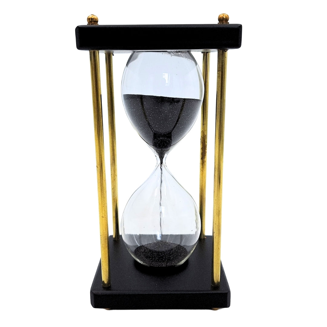 Reloj de arena de latón y madera de 5 minutos con arena negra con posibilidad de personalización con grabado – decoración retro elegante para regalo de 16 cm de altura