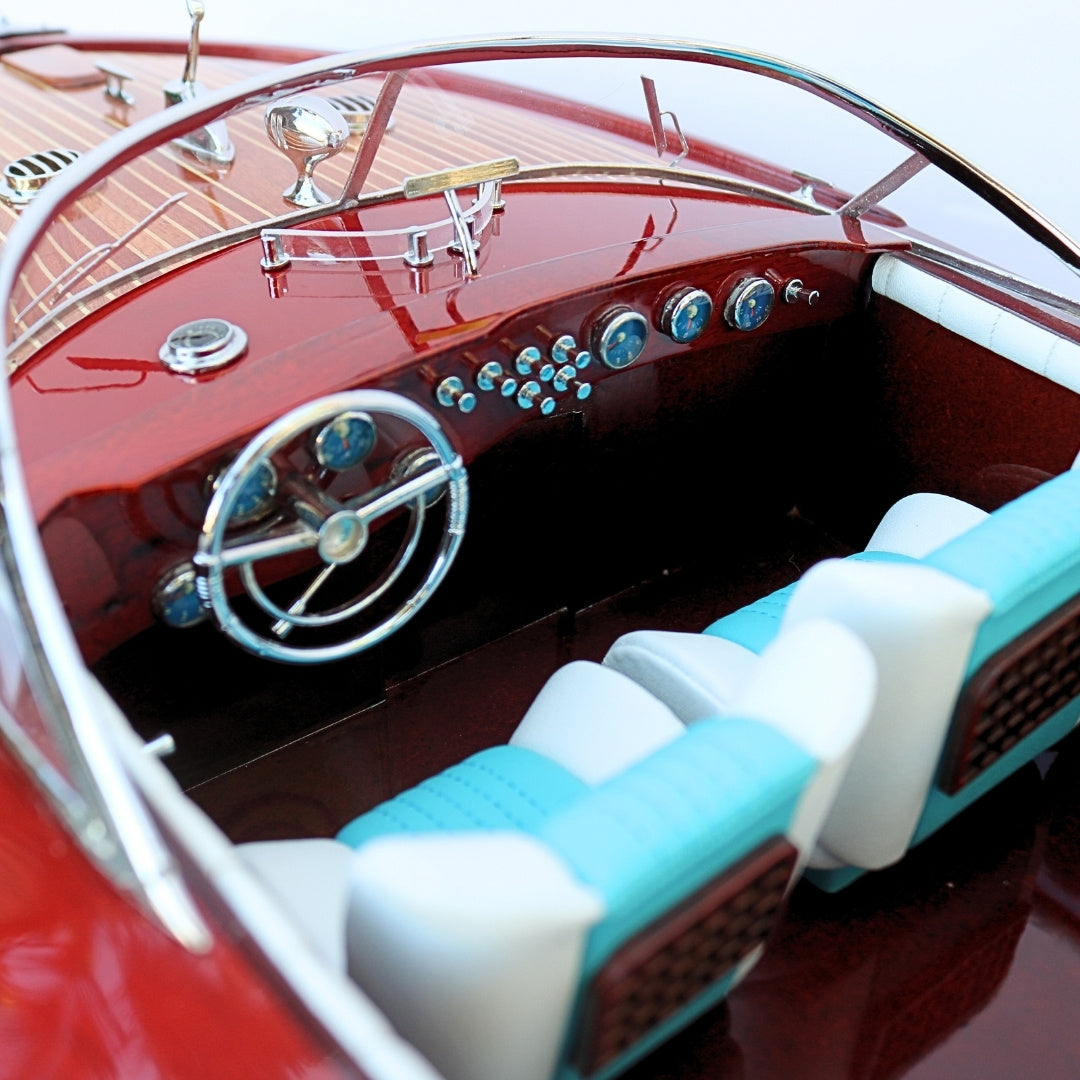 Modelo exclusivo de lancha motora Riva Aquarama de 87 cm con posibilidad de personalización con grabado