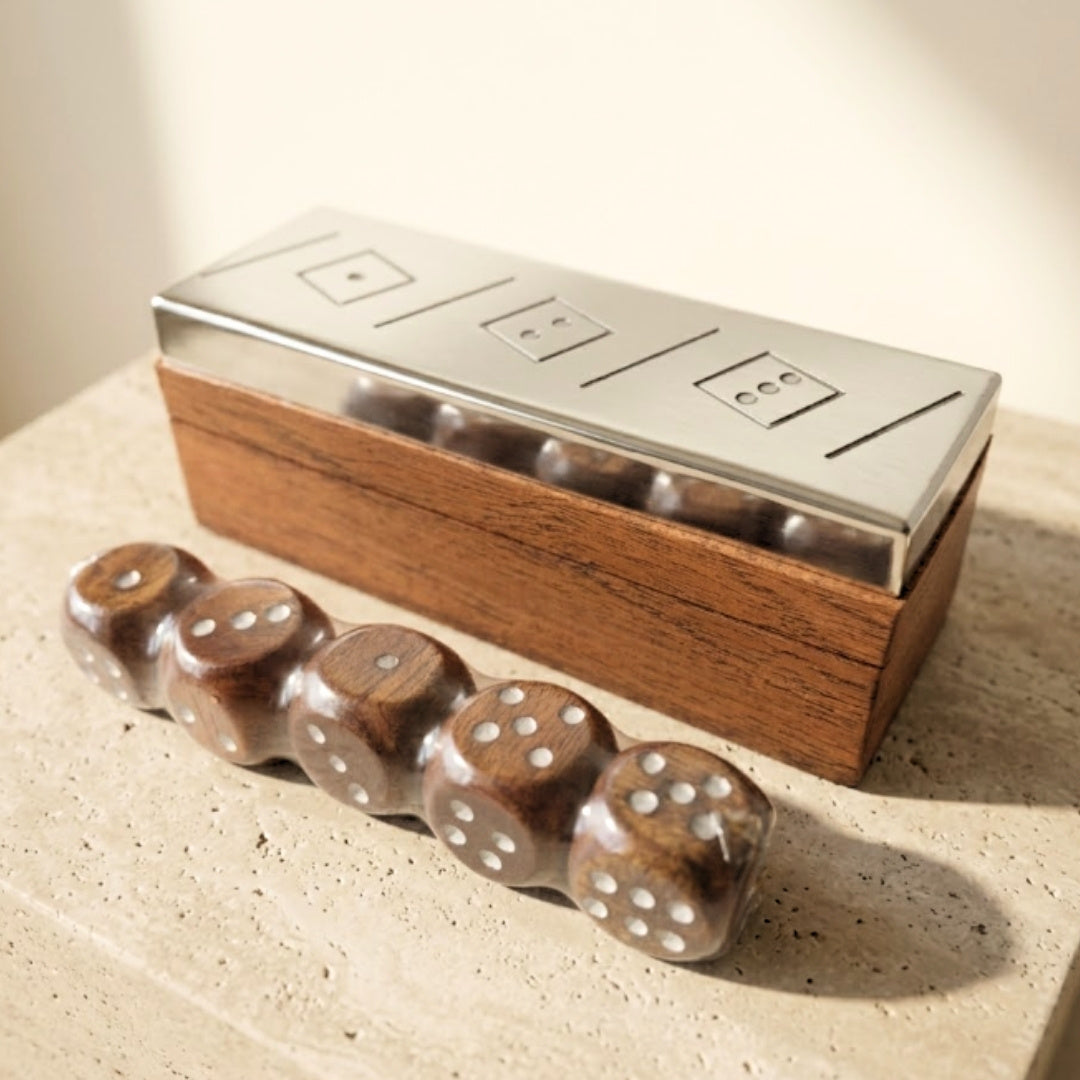 Juego de dados con grabado personalizado en caja de madera con tapa metálica, ideal para regalo – G1117, 12.5x4.5x4.5 cm