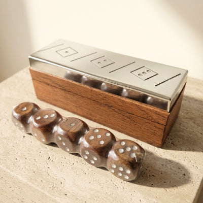 Juego de dados con grabado personalizado en caja de madera con tapa metálica, ideal para regalo – G1117, 12.5x4.5x4.5 cm