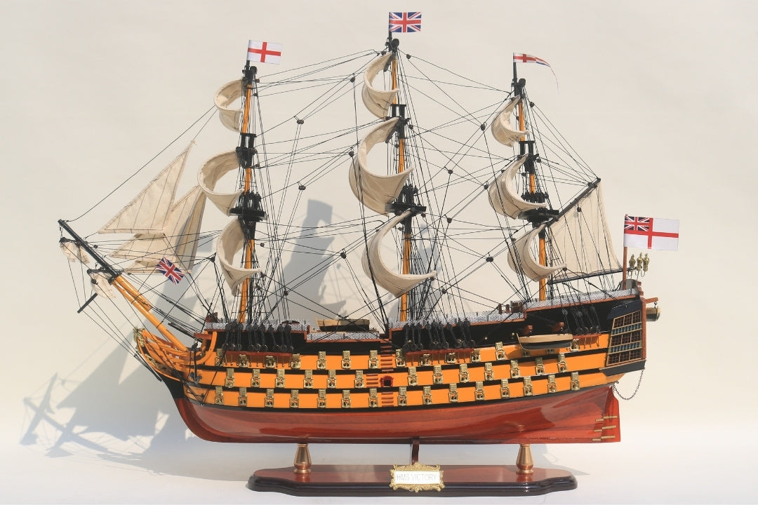 Modelo montado del velero HMS Victory de 80cm con posibilidad de personalización mediante grabado - Decoración exclusiva para regalo, hecho a mano con madera exótica, alta calidad y atención a los detalles