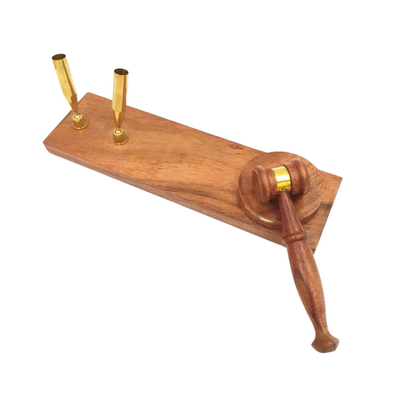 Mazo de juez con grabado personalizado sobre base de madera – elegante soporte para bolígrafos en color madera oscura