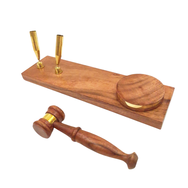 Mazo de juez con grabado personalizado sobre base de madera – elegante soporte para bolígrafos en color madera oscura