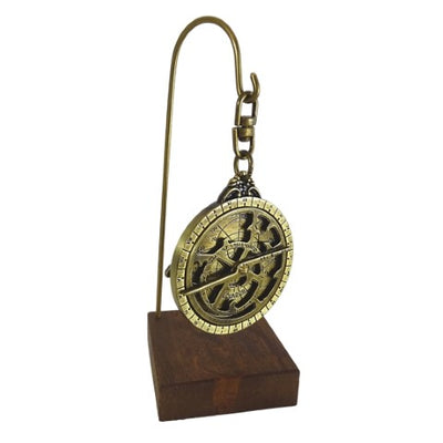 Miniatura de astrolabio H81 sobre base de madera con posibilidad de personalización mediante grabado - elegante elemento decorativo para regalo a amantes de la astronomía, altura 13 cm, diámetro 4,5 cm, ejecución excepcional con atención al detalle