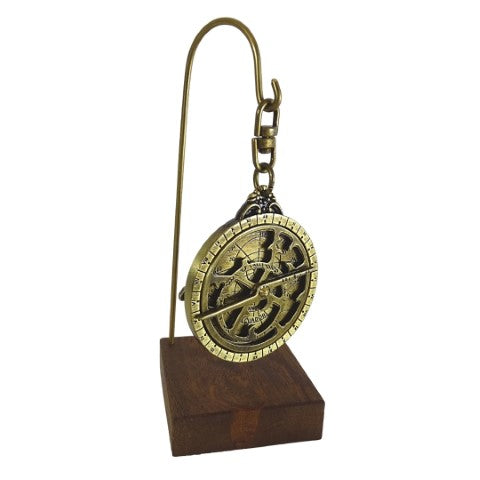 Miniatura de astrolabio H81 sobre base de madera con posibilidad de personalización mediante grabado - elegante elemento decorativo para regalo a amantes de la astronomía, altura 13 cm, diámetro 4,5 cm, ejecución excepcional con atención al detalle