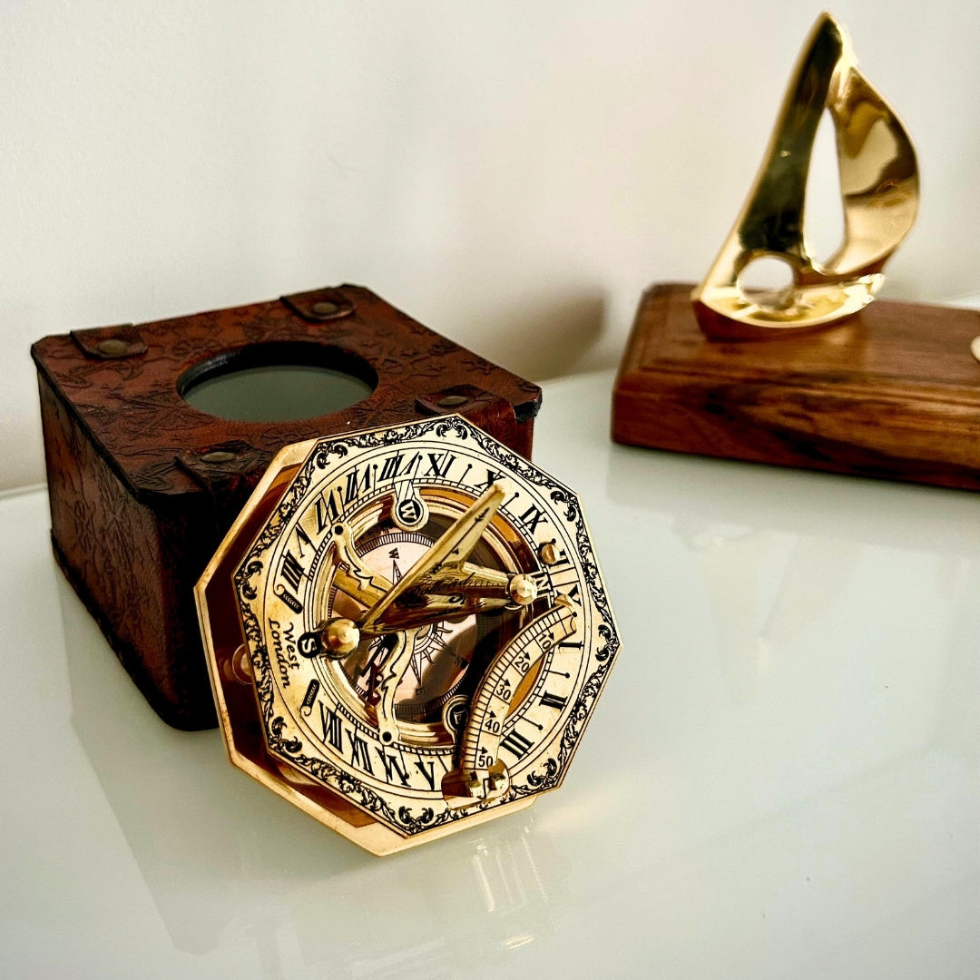 Brújula de latón en elegante caja de cuero con opción de grabado – regalo retro vintage para viajero, marinero - altura 8 cm, diseño elegante de latón