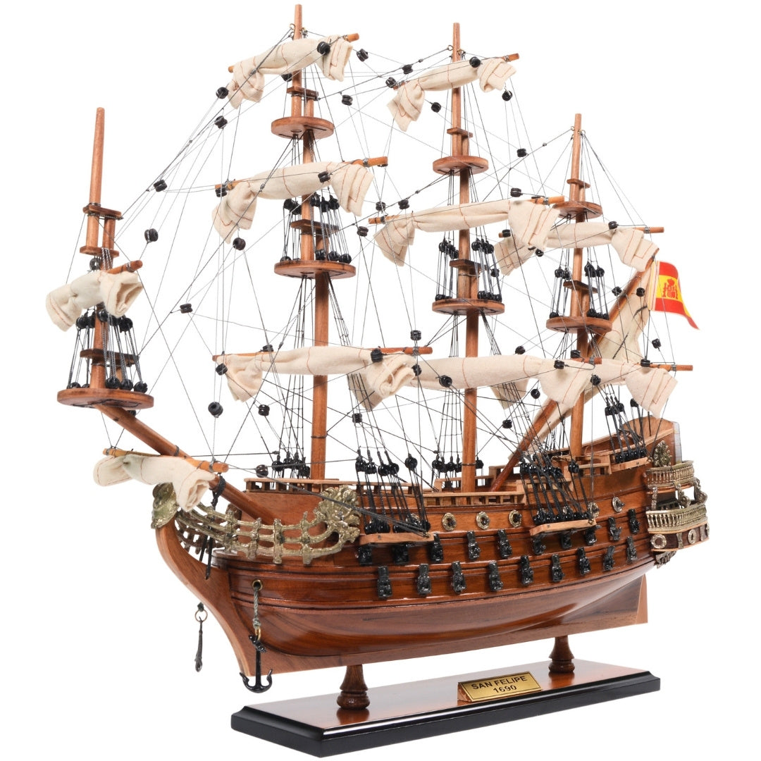 Modelo exclusivo de barco de vela San Felipe SF45R con velas desplegadas, hecho a mano en madera exótica, posibilidad de personalización con grabado, ideal para regalo, dimensiones 48,3 cm x 17,8 cm x 45,7 cm