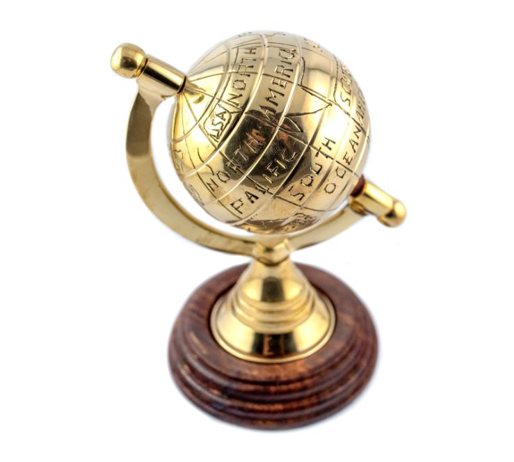 Globo decorativo metálico GWB61 con contornos de continentes grabados a mano y posibilidad de personalización