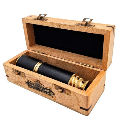 Elegante catalejo náutico retro de latón con posibilidad de personalización mediante grabado, en un joyero de madera