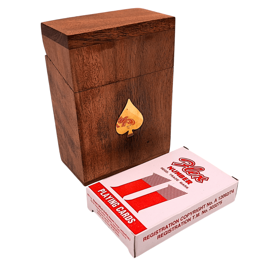 Elegante baraja de cartas en caja de madera con grabado  