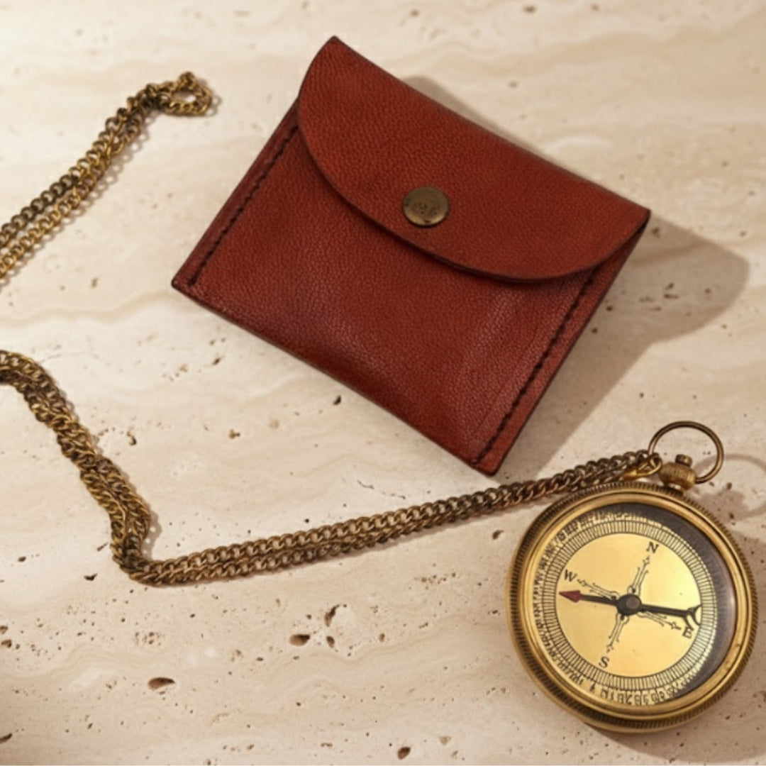 Brújula de latón con cadena en estuche de cuero con posibilidad de personalización mediante grabado