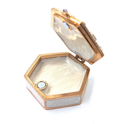 Elegante caja metálica de regalo con cristales B0035-08WH, blanco y dorado, posibilidad de personalización con grabado, ideal para joyas y pequeños objetos, 5x5x2 cm