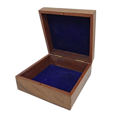 Elegante caja de madera con revestimiento azul marino de 14x14x6,5 cm, personalizable con grabado