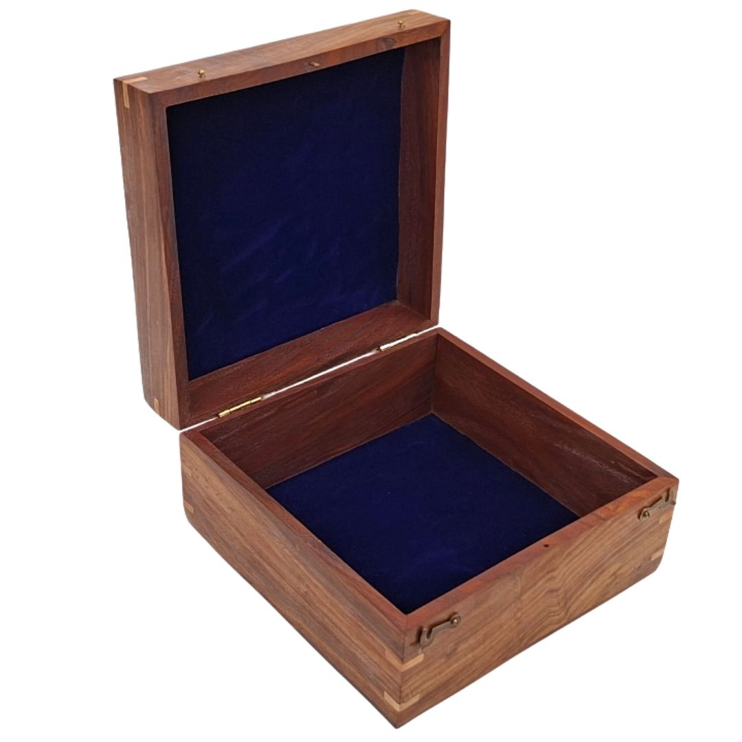 Elegante caja de regalo de madera de 20x20x11 cm con revestimiento azul marino y opción de personalización mediante grabado