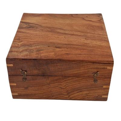 Elegante caja de regalo de madera de 20x20x11 cm con revestimiento azul marino y opción de personalización mediante grabado