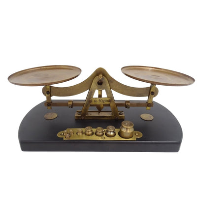 Báscula retro WSB7 de latón sobre base de madera con grabado personalizado – Regalo ideal con 8 pesas (1g, 2g, 5g, 10g, 20g, 50g) – Altura 10 cm, longitud 25,5 cm