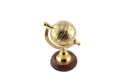 Globo decorativo metálico GWB61 con contornos de continentes grabados a mano y posibilidad de personalización