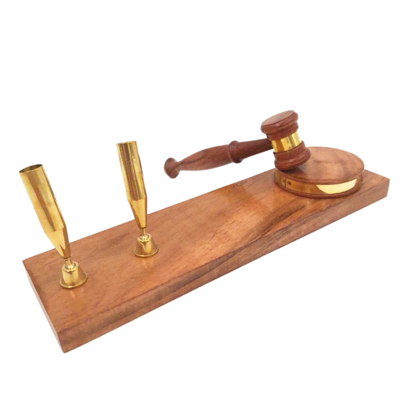 Mazo de juez con grabado personalizado sobre base de madera – elegante soporte para bolígrafos en color madera oscura
