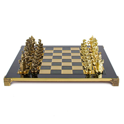 Ajedrez metálico exclusivo con tablero de latón 44 x 44 cm – Figuras medievales con posibilidad de personalización con grabado