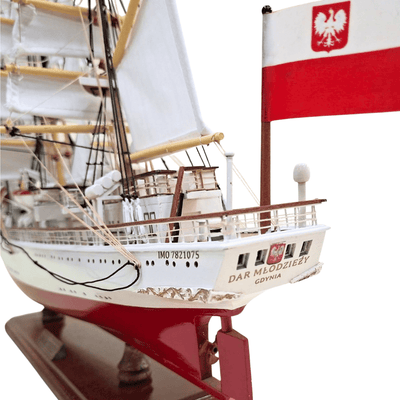 Modelo exclusivo de velero del barco Dar Młodzieży XXL de 71 cm, con posibilidad de personalización mediante grabado