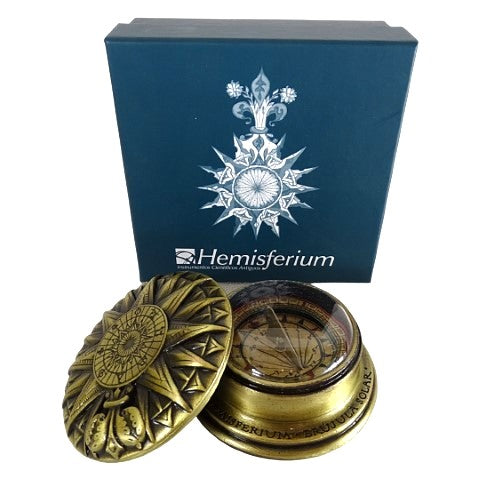 Brújula solar renacentista de latón con grabado - Elegante regalo vintage de 4,5 cm de altura y 8,5 cm de diámetro