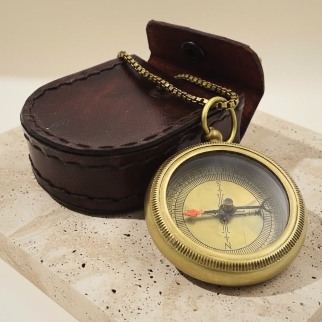 Brújula de latón estilizada con cadena en estuche de cuero