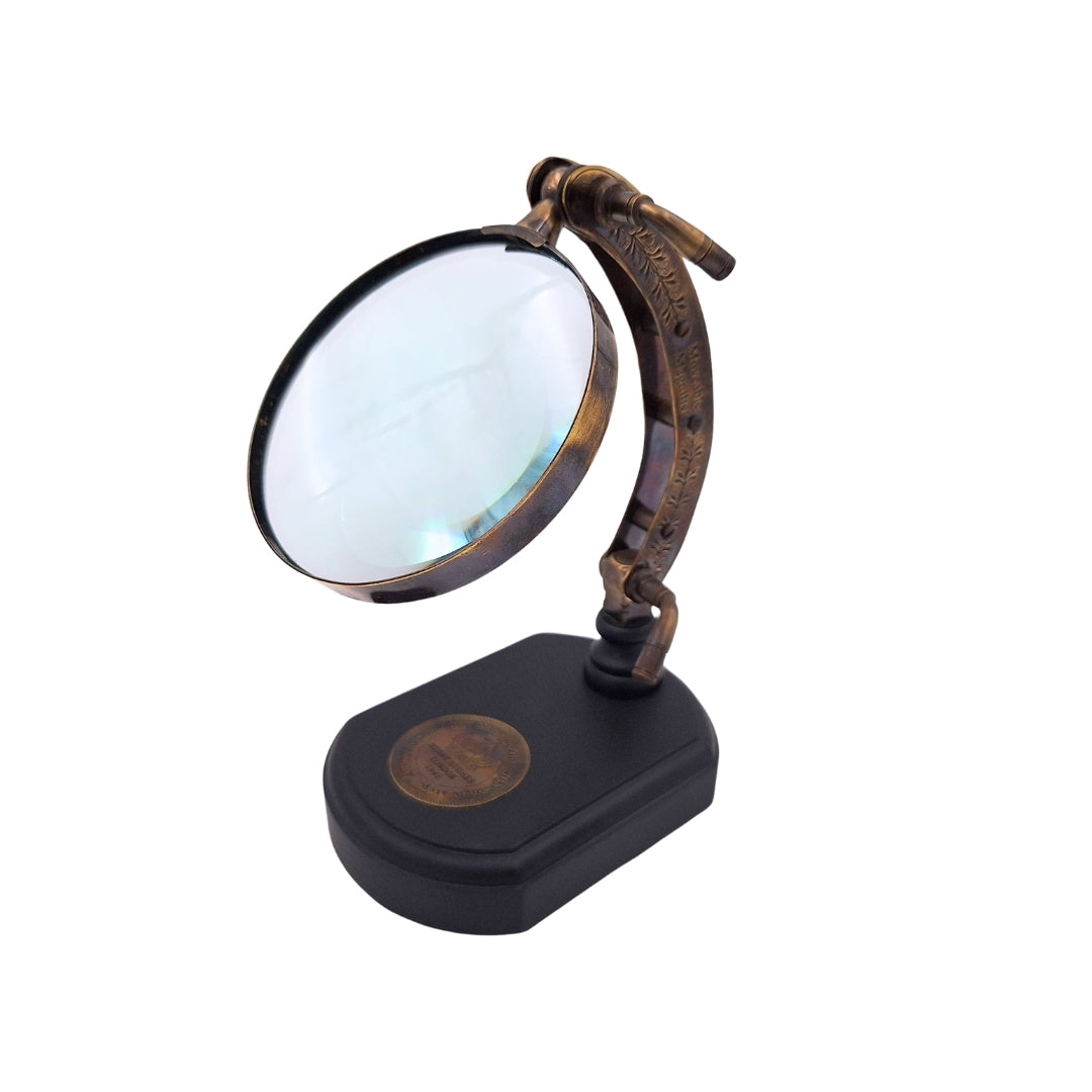 Lupa elegante sobre base de madera con ajuste, posibilidad de personalización mediante grabado, ideal para regalo, altura 20 cm, lente de aumento de 10 cm, carcasa y brazo de latón