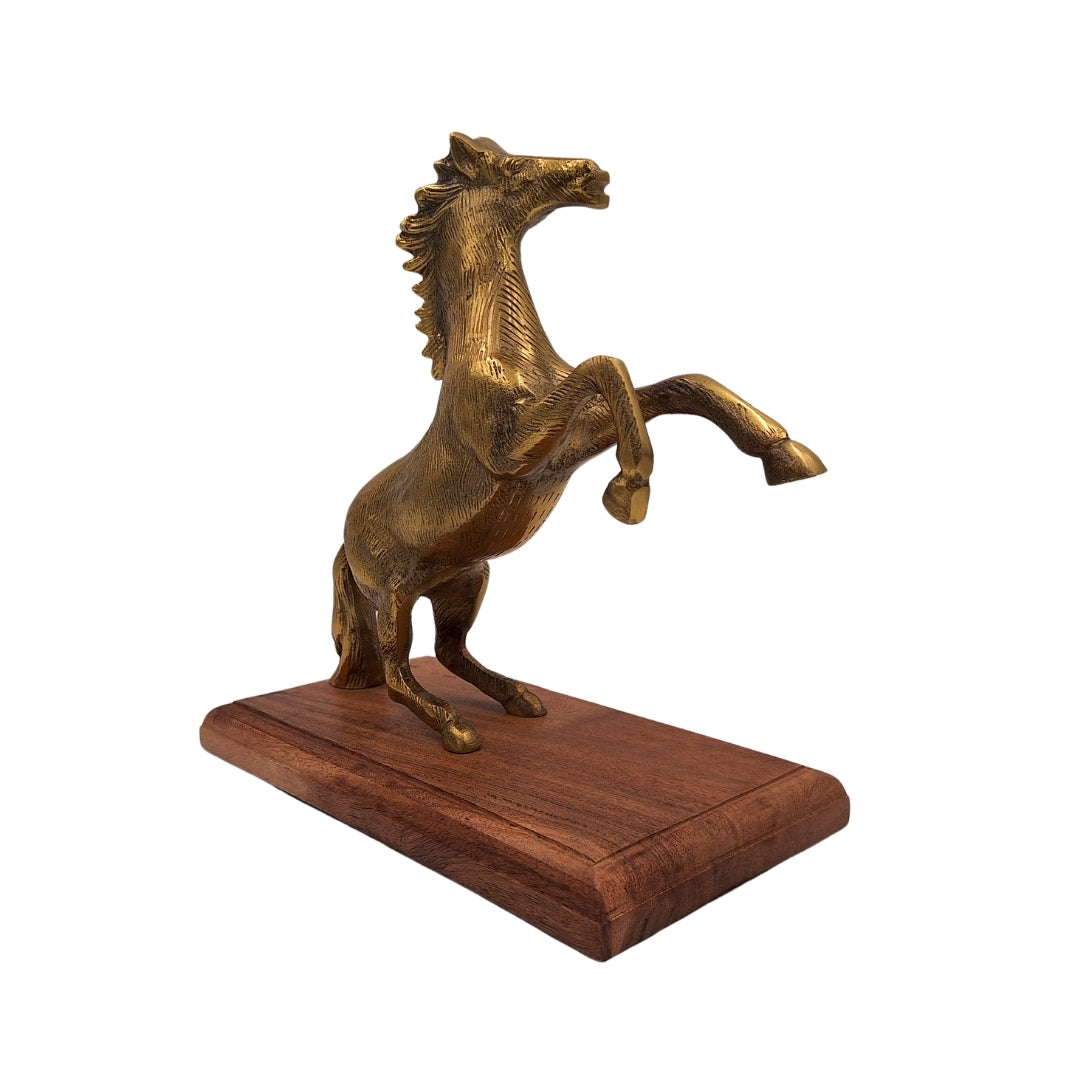 Figura de caballo de aluminio sobre base de madera con posibilidad de personalización con grabado - regalo elegante en color dorado y marrón, altura 27,5 cm