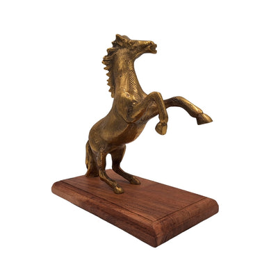 Figura de caballo de aluminio sobre base de madera con posibilidad de personalización con grabado - regalo elegante en color dorado y marrón, altura 27,5 cm