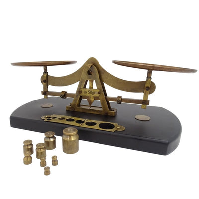 Báscula retro WSB7 de latón sobre base de madera con grabado personalizado – Regalo ideal con 8 pesas (1g, 2g, 5g, 10g, 20g, 50g) – Altura 10 cm, longitud 25,5 cm