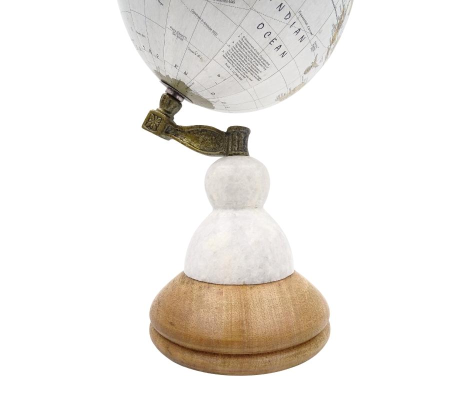 Globo Decorativo Voyager sobre Base de Mármol y Madera con Opción de Personalización con Grabado – Regalo Elegante para Amantes de los Viajes, Altura 32 cm, Diámetro 15,5 cm, Mapa Blanco con Continentes de Colores