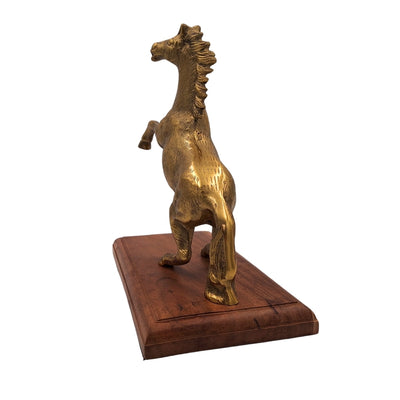 Figura de caballo de aluminio sobre base de madera con posibilidad de personalización con grabado - regalo elegante en color dorado y marrón, altura 27,5 cm