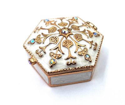 Elegante caja metálica de regalo con cristales B0035-08WH, blanco y dorado, posibilidad de personalización con grabado, ideal para joyas y pequeños objetos, 5x5x2 cm