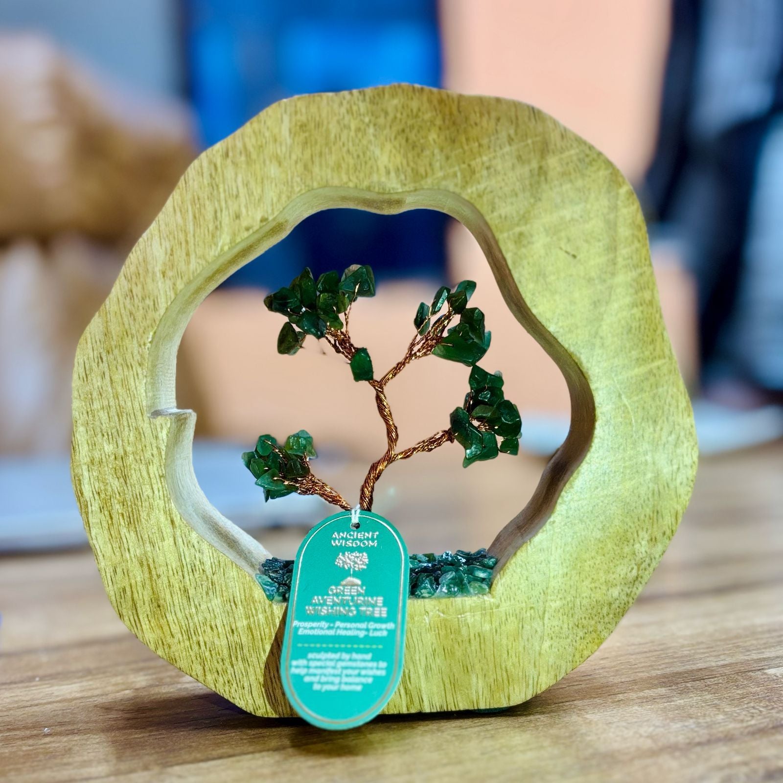 Jardín Arbóreo de Aventurina Verde en Aro de Madera de Mango - Artesanía con 60 Piedras Chipstone - Ideal para Regalo - Medidas 17,5x17x4 cm, Peso 350 g
